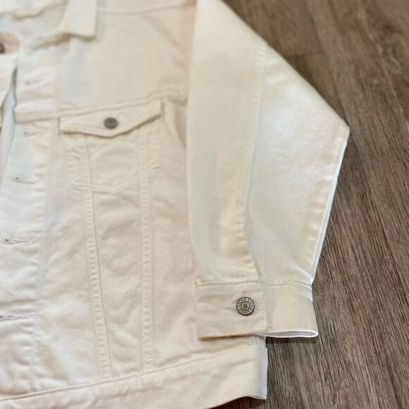 H&M white jean jacket size says xs but im an xl and i can put it on - Picture 3 of 4